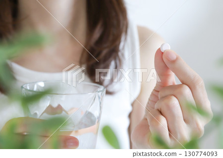 吃藥的女人 130774093