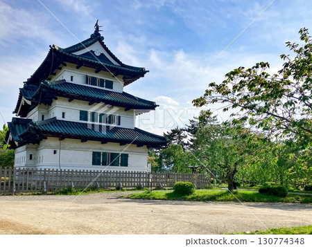 弘前公園(高屋公園)和弘前城塔,青森縣弘前市,晴天 弘前公園(高屋公園)和弘前城塔,青森縣弘前市,晴天 130774348
