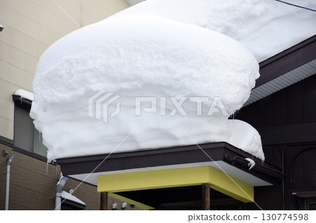 雪屋頂 雪屋頂 130774598