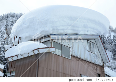 雪屋頂 雪屋頂 130774603