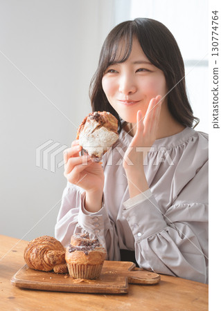 一位年輕女子津津有味地吃著鬆餅 130774764