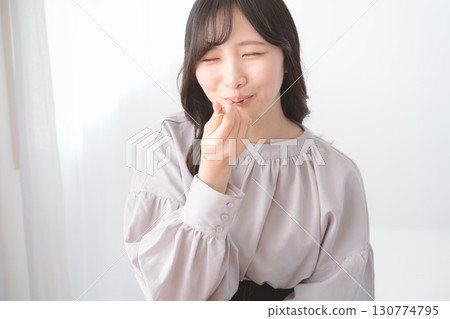 Young woman eating delicious cake 130774795