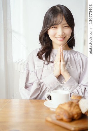 A young woman about to eat after saying "itadakimasu" 130775468