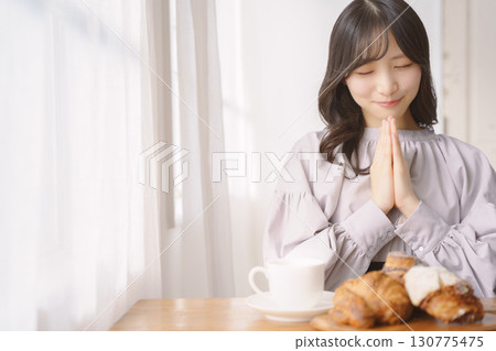 A young woman about to eat after saying "itadakimasu" 130775475