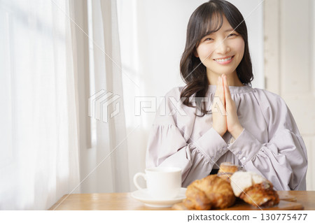 A young woman about to eat after saying "itadakimasu" 130775477