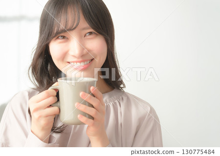 年輕女子喝熱飲 130775484