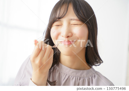 吃可口蛋糕的少婦 吃可口蛋糕的少婦 130775496