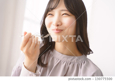 吃可口蛋糕的少婦 吃可口蛋糕的少婦 130775500