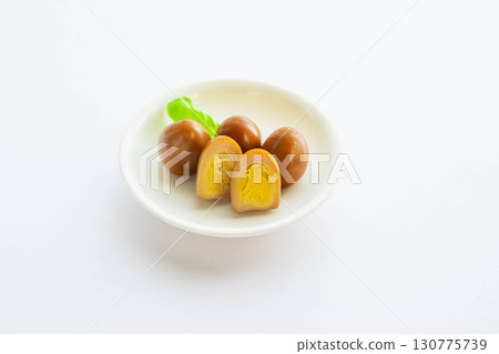 調味雞蛋的橫切面 調味雞蛋的橫切面 130775739