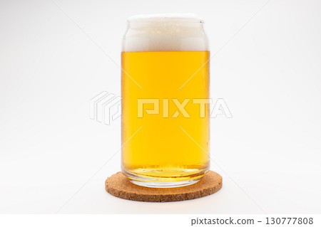 啤酒罐內部圖片,位於形狀像啤酒罐的玻璃杯中 啤酒罐內部圖片,位於形狀像啤酒罐的玻璃杯中 130777808