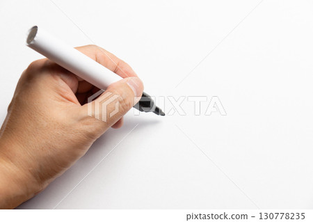 When left-handed people hold a pen or pencil, the pen falls to the side. When left-handed people hold a pen or pencil, the pen falls to the side. 130778235