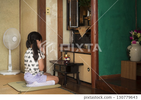 盂蘭盆節期間，農村家庭的兒童在佛壇前祈禱 130779643