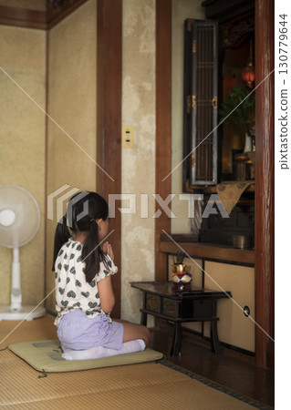 盂蘭盆節期間，農村家庭的兒童在佛壇前祈禱 130779644