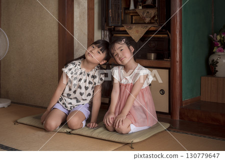 盂蘭盆節期間，孩子們在農村家庭的佛壇前祈禱 130779647