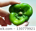 左手拿著新鮮甜椒 130779921