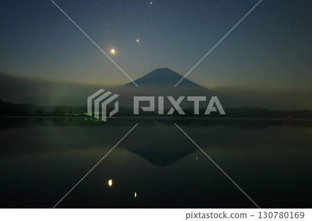 月亮、金星、木星和富士山/靜岡縣富士宮市狸貫湖 月亮、金星、木星和富士山/靜岡縣富士宮市狸貫湖 130780169