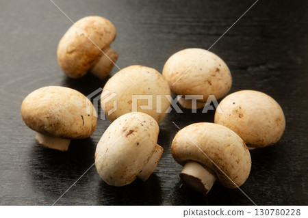 蘑菇 蘑菇 130780228