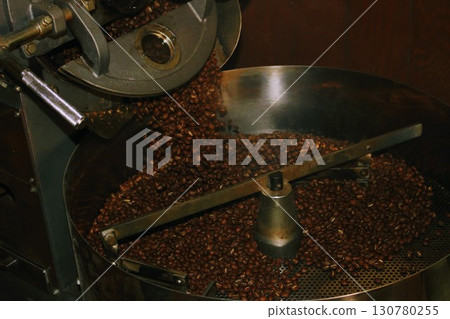 咖啡烘焙場景 130780255