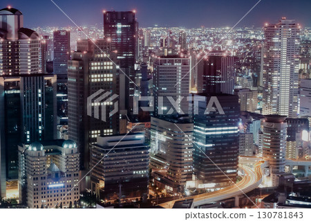 大阪梅田璀璨的摩天大樓夜景 大阪梅田璀璨的摩天大樓夜景 130781843