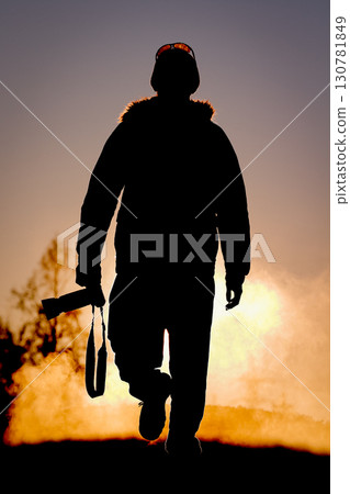 攝影師在夕陽的襯托下向前移動 130781849