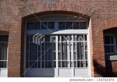 白色窗框紅磚牆 130782978