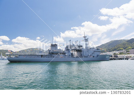 吳灣裝飾一新的自衛隊艦艇 130783201