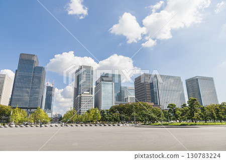 從皇居廣場看到的相鄰建築物 從皇居廣場看到的相鄰建築物 130783224