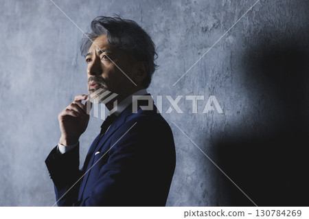 頭髮灰白的商人 130784269