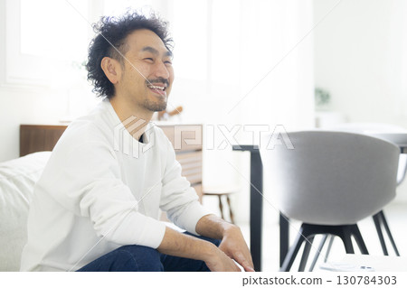 客廳裡的男人 客廳裡的男人 130784303