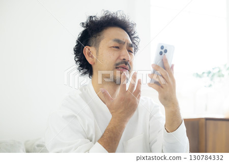 客廳裡的男人 客廳裡的男人 130784332