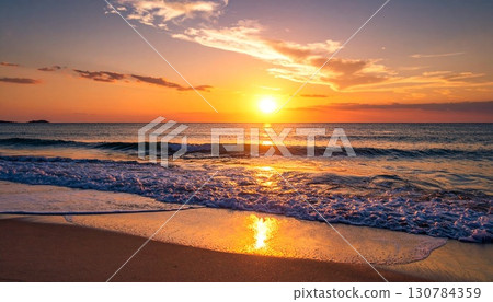 海上日落/夕陽照亮的海岸線 130784359