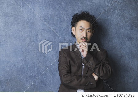 穿著西裝微笑的男人 穿著西裝微笑的男人 130784383