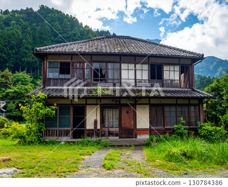 Dilapidated and abandoned vacant house 130784386