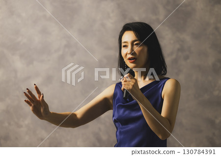 穿著藍色洋裝唱歌的女人 穿著藍色洋裝唱歌的女人 130784391