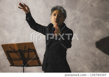 售票員中年男子 售票員中年男子 130784397