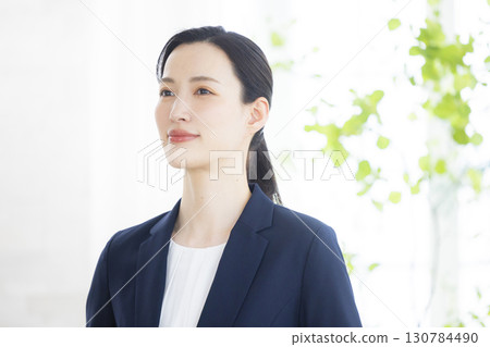 帶筆記本電腦的微笑女商人 130784490