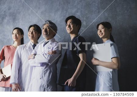 在醫療領域工作的人 在醫療領域工作的人 130784509