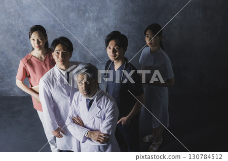 在醫療領域工作的人 130784512