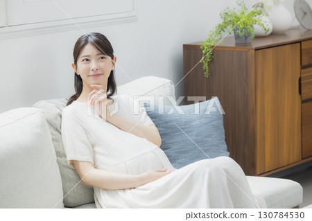 客廳裡的孕婦 130784530