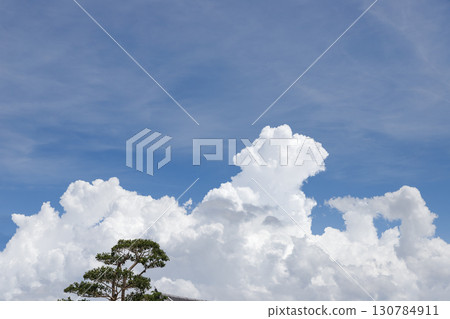 積雨雲高高升入藍天 130784911