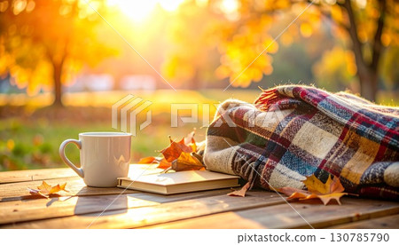 深秋早晨在園區喝咖啡看書的畫面 深秋早晨在園區喝咖啡看書的畫面 130785790