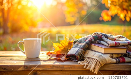 深秋早晨在園區喝咖啡看書的畫面 130785791