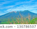 從開田高原眺望的御嶽山，藍天下盛開的芒草 130786507