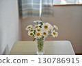 Vase flower marguerite 130786915