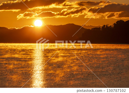 冬季瀨戶內日出與暴風雨般的頭髮的太陽路 冬季瀨戶內日出與暴風雨般的頭髮的太陽路 130787102