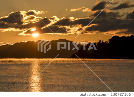 冬季瀨戶內日出與暴風雨般的頭髮的太陽路 130787106