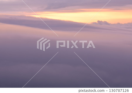 黎明時分的橘色雲彩 130787126