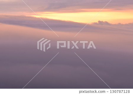 黎明時的紫色雲彩 130787128