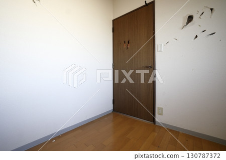 牆壁和門上的洞 130787372