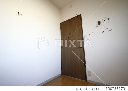 牆壁和門上的洞 130787373